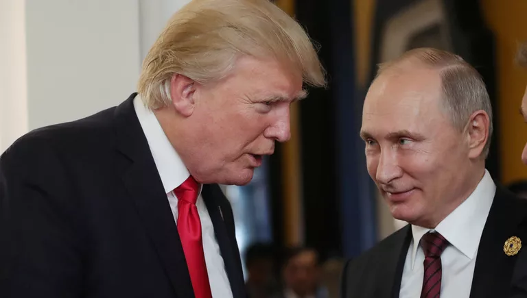 Президент РФ Владимир Путин и президент США Дональд Трамп в перерыве рабочего заседания на саммите АТЭС Президент РФ Владимир Путин и президент США Дональд Трамп в перерыве рабочего заседания на саммите АТЭС