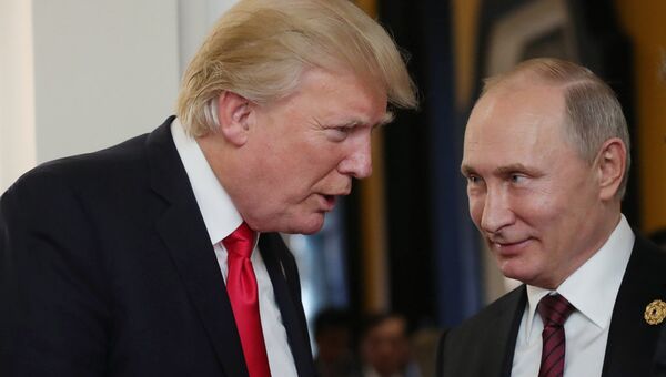 Президент РФ Владимир Путин и президент США Дональд Трамп. Архив