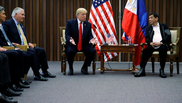 Президент США Дональд Трамп во время встречи с президентом Филиппин Родриго Дутерте. 13 ноября 2017