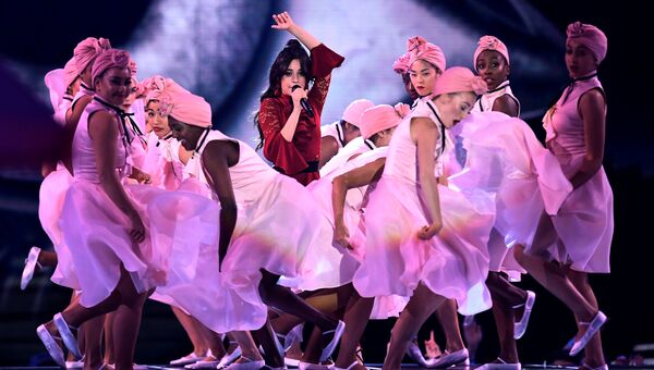 Кубино-мексиканская певица Камила Кабельо во время выступления на MTV Europe Music Awards