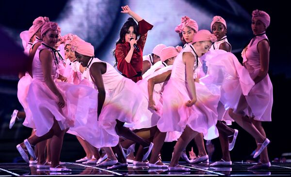 Кубино-мексиканская певица Камила Кабельо во время выступления на MTV Europe Music Awards