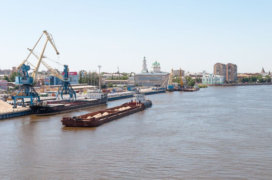 Морской порт в городе Астрахани