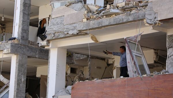 Мужчина в поврежденном здании после землетрясения в Керманшахе, Иран. 13 ноября 2017