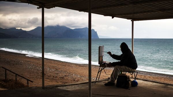 Художник рисует на одном из пляжей Севастополя. Архивное фото