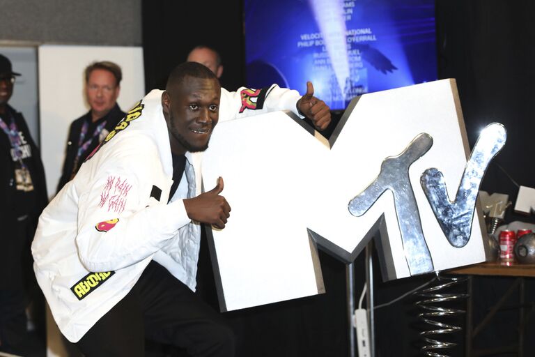 Stormzy позирует за кулисами во время MTV Europe Music Awards