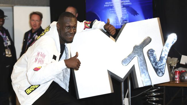 Stormzy позирует за кулисами во время MTV Europe Music Awards