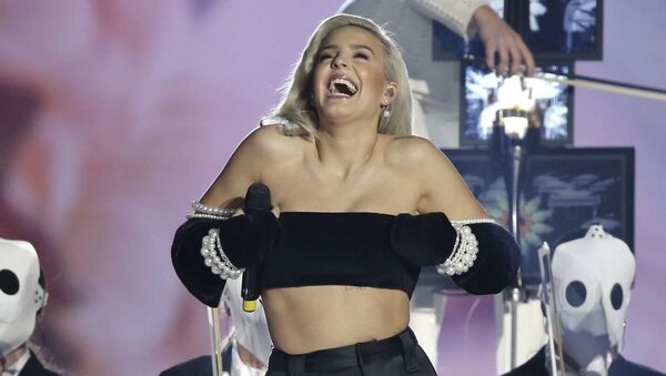 Британская певица Энн-Мари во время выступление на MTV Europe Music Awards