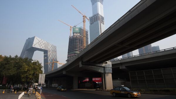 Слева - штаб-квартира центрального китайского телевидения CCTV в Пекине