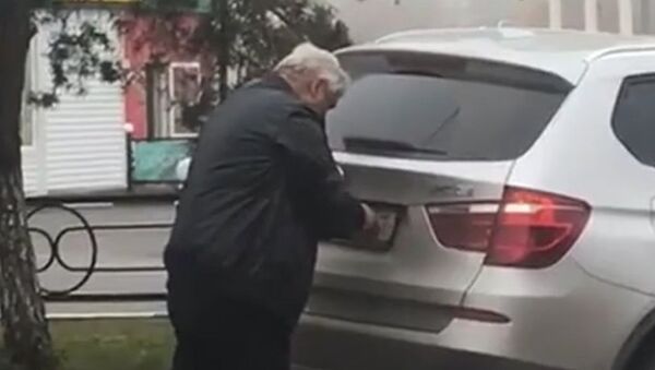 Мужчина на месте ДТП в Азове. 12 ноября 2017