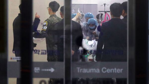 Медики оказывают помощь предполагаемому военнослужащему из КНДР в южнокорейской больнице. 13 ноября 2017