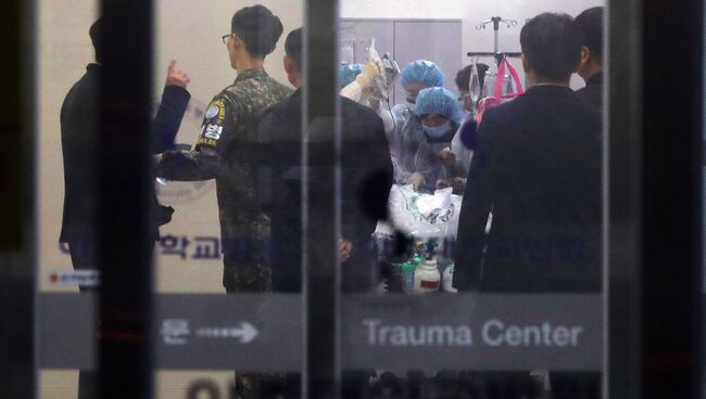 Медики оказывают помощь военнослужащему из КНДР в южнокорейской больнице