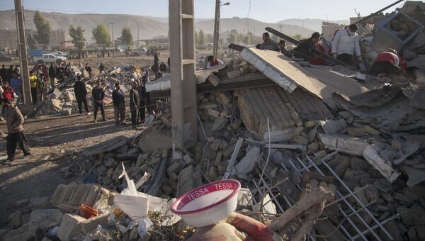 Спасатели ищут выживших после землетрясения в Иране. Архивное фото