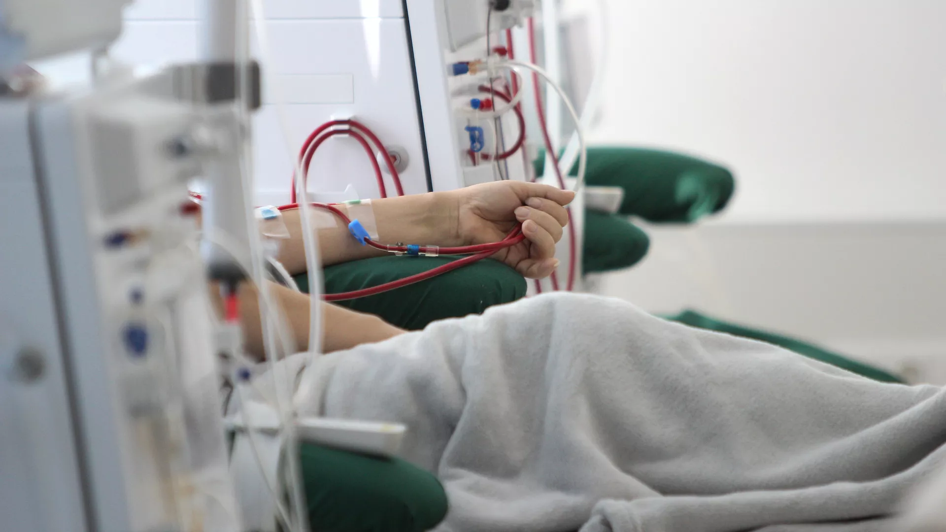 Пациент проходит медицинскую процедуру в диализном центре - РИА Новости, 1920, 11.03.2024