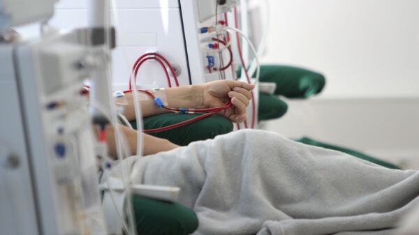 Пациент проходит медицинскую процедуру в диализном центре Крым в Симферополе