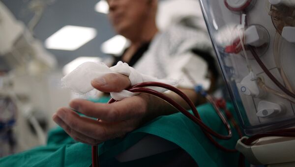 Пациент во время проведения процедуры по очищению крови в Центре гемодиализа в Москве