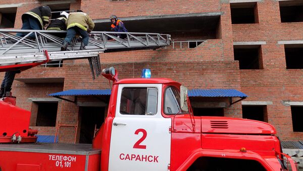 Спасательные работы на месте обрушения лестничных пролетов в строящемся здании в Саранске. 13 ноября 2017