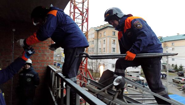 Поисково-спасательные работы на месте обрушения лестничных пролетов в строящемся здании в Саранске