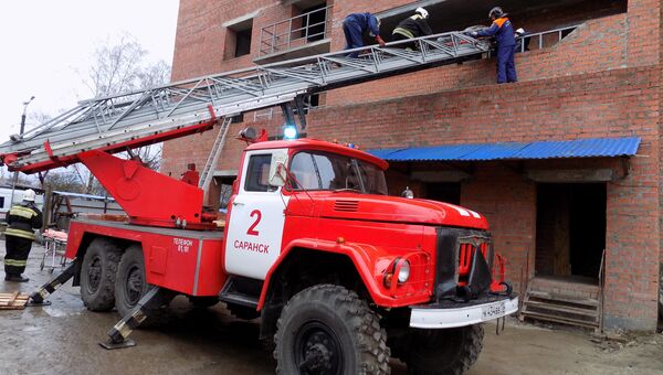 Поисково-спасательные работы на месте обрушения лестничных пролетов в строящемся здании в Саранске. 13 ноября 2017