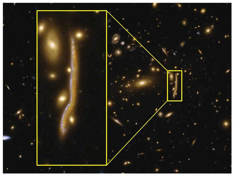 Древняя галактика, которую гравитационная линза превратила в космическую змею