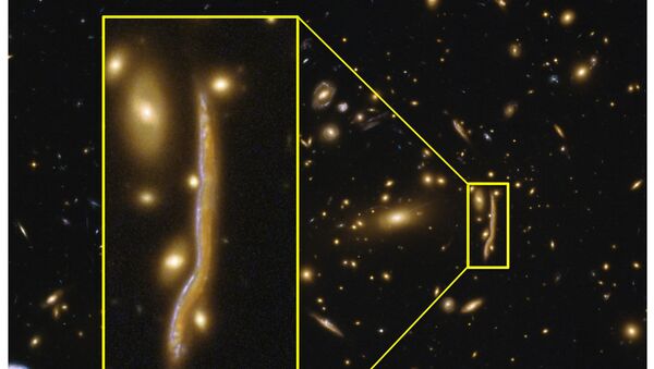 Древняя галактика, которую гравитационная линза превратила в космическую змею