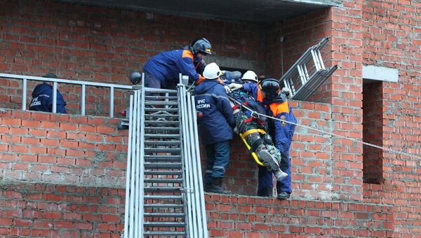 Спасатели эвакуируют пострадавшего из строящегося жилого дома по улице Фурманова в Саранске, где произошло обрушение лестничных маршей. 13 ноября 2017