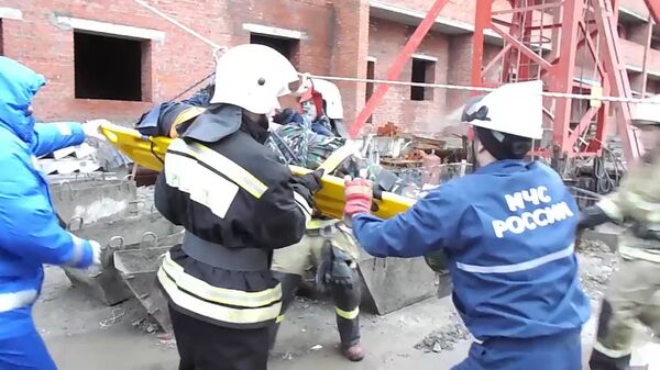 Спасатели эвакуировали раненых из дома в Саранске, где произошло обрушение Спасатели эвакуировали раненых из дома в Саранске, где произошло обрушение