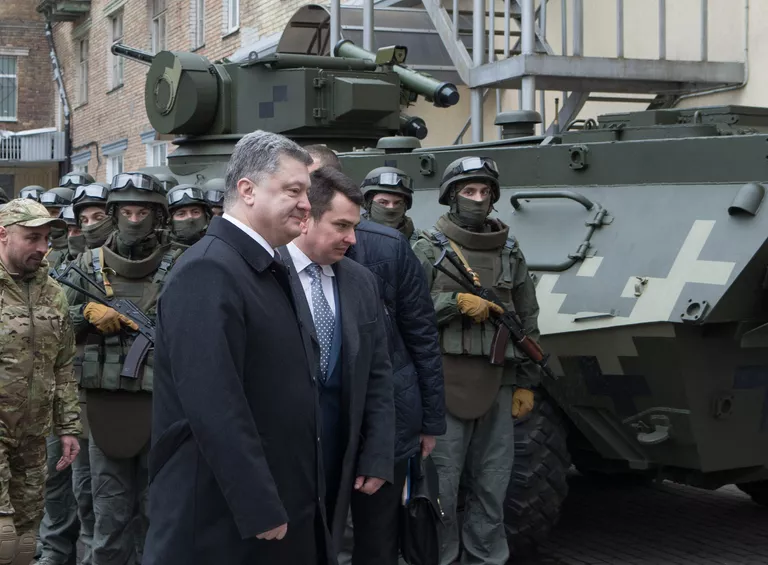 Президент Украины Петр Порошенко и глава Национального антикоррупционного бюро Украины Артем Сытник принимают участие в церемонии принесения присяги сотрудниками НАБУ в Киеве Президент Украины Петр Порошенко и глава Национального антикоррупционного бюро Украины Артем Сытник принимают участие в церемонии принесения присяги сотрудниками НАБУ в Киеве