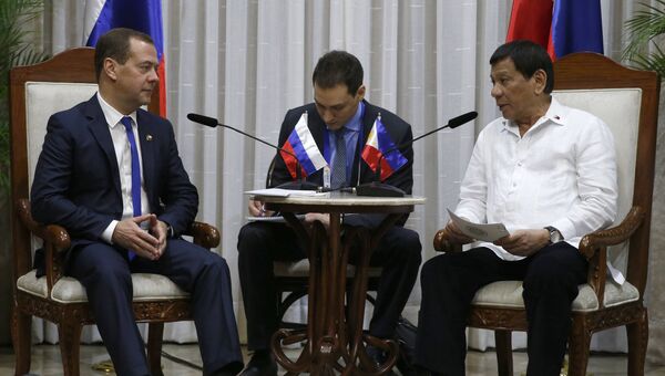 Дмитрий Медведев и президент Филиппин Родриго Дутерте на церемонии подписания документов по итогам встречи саммита АСЕАН. 13 ноября 2017