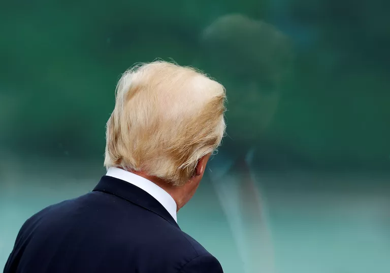 Президент США Дональд Трамп перед совместным фотографированием лидеров экономик форума АТЭС. 11 ноября 2017 Президент США Дональд Трамп перед совместным фотографированием лидеров экономик форума АТЭС. 11 ноября 2017