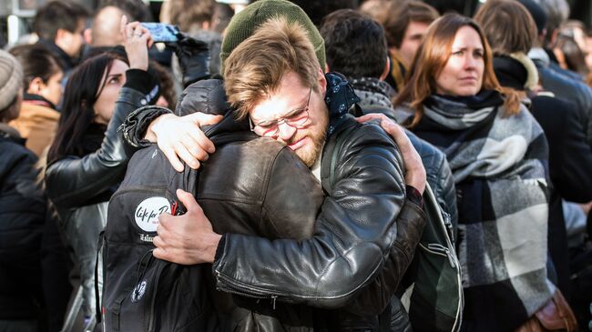 Местные жители на акции в память о жертвах нескольких терактов, произошедших в Париже и вблизи Парижа 13 ноября 2015. 13 ноября 2017