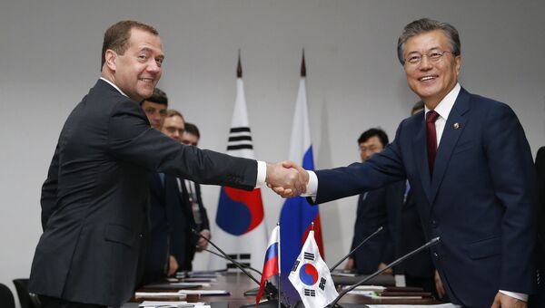 Премьер-министр РФ Дмитрий Медведев и президент Республики Корея Мун Чжэ Ин во время встречи в рамках Восточноазиатского саммита в Маниле. 14 ноября 2017