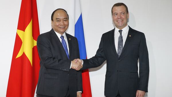 Премьер-министр РФ Дмитрий Медведев и премьер-министр Вьетнама Нгуен Суан Фук во время встречи в рамках Восточноазиатского саммита в Маниле. 14 ноября 2017
