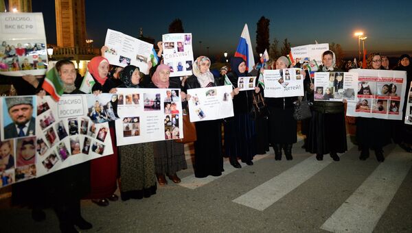 Женщины из России во время встречи российских детей, возвращенных из Сирии и Ирака. Архивное фото