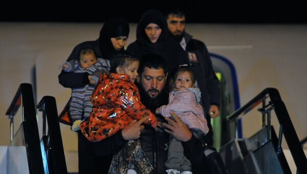 Во время встречи российских детей, возвращенных из Сирии, в аэропорту Грозного. Архивное фото