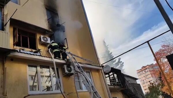 Кадры с места пожара в общежитии в Сочи, где погиб один человек