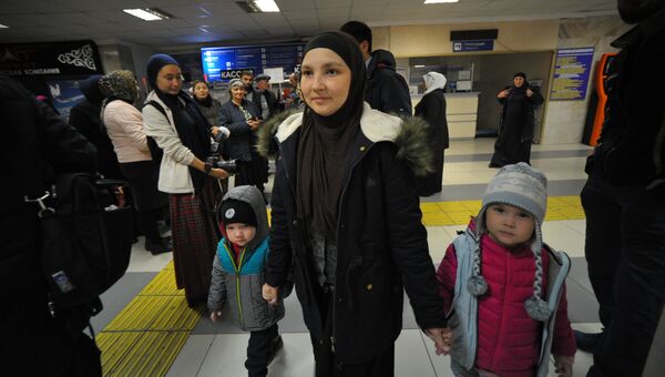 Руфина Лапшина с детьми в аэропорту Грозного. 13 ноября 2017
