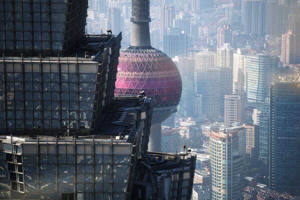 Башня Цзинь Мао и телебашня Восточная жемчужина в районе Пудун в Шанхае