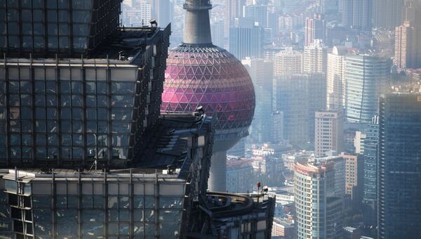 Башня Цзинь Мао и телебашня Восточная жемчужина в районе Пудун в Шанхае