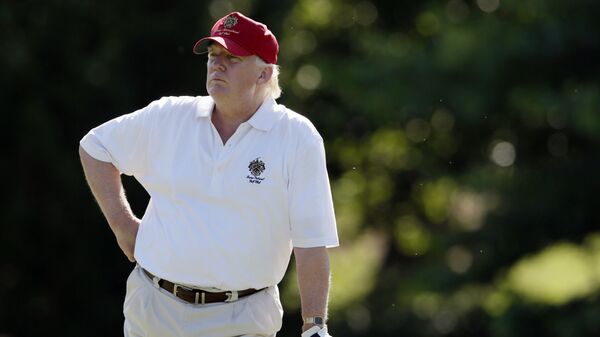 Дональд Трамп за игрой в гольф