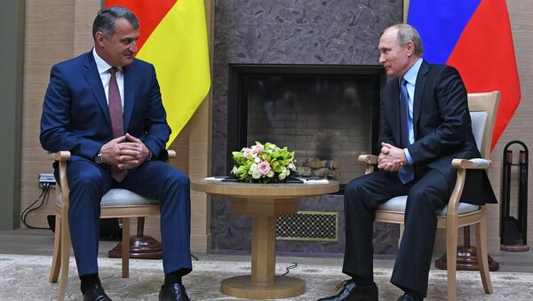 Президент РФ Владимир Путин и президент Южной Осетии Анатолий Бибилов (слева) во время встречи.