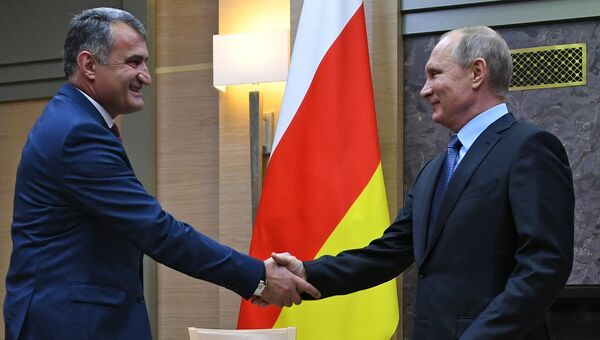 Президент РФ Владимир Путин и президент Южной Осетии Анатолий Бибилов. Архивное фото