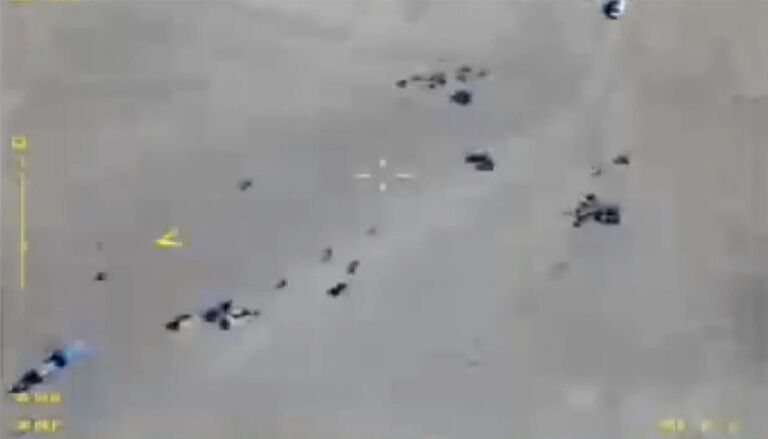 Автомобильная колонна боевиков ИГ (террористическая организация, запрещена в РФ), выходящих из Аль-Букемаля в сторону сирийско-иракской границы