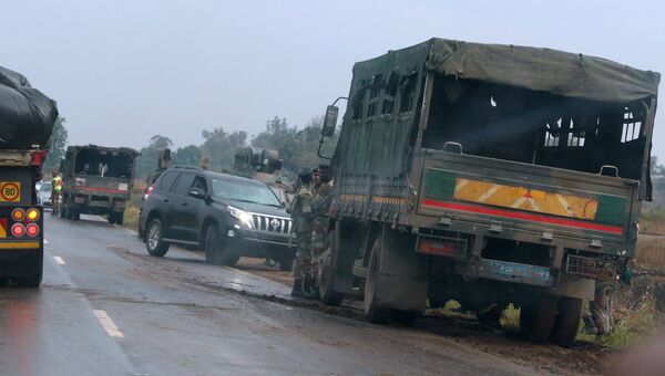 Военные на дороге недалеко от Хараре, Зимбабве. 14 ноября 2017