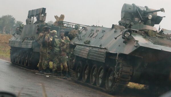 Военные на дороге недалеко от Хараре, Зимбабве. 14 ноября 2017