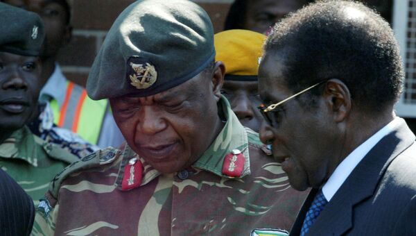 Глава генштаба армии Зимбабве Константин Чивенга и президент страны Роберт Мугабе. Архивное фото