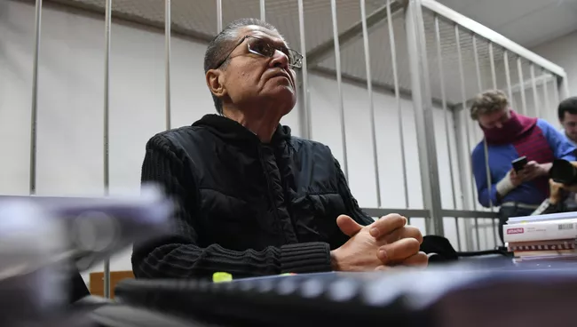 Экс-министр экономического развития Алексей Улюкаев у здания Замоскворецкого суда. 15 ноября 2017