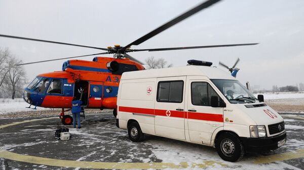 Автомобиль скорой помощи и вертолет санитарной авиации. Архивное фото