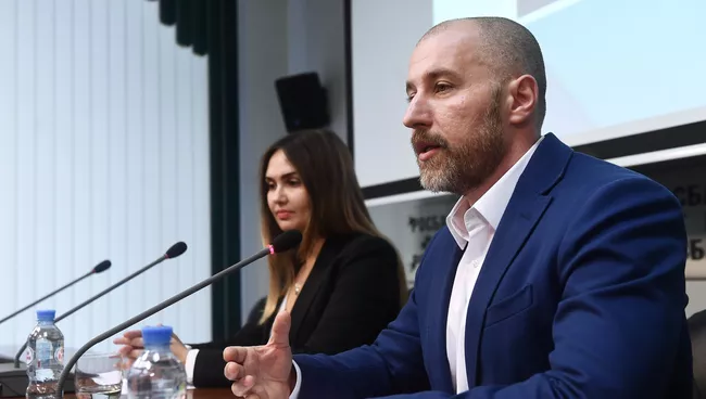 Лидер общественного движения Возрождение Александр Чухлебов на пресс-конференции в Москве. 15 ноября 2017