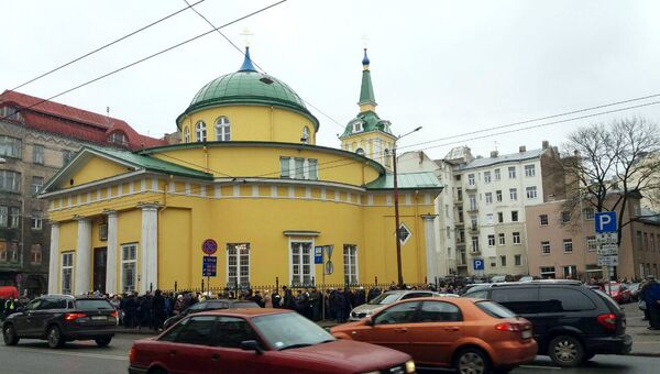 Отпевание Михаила Задорнова началось в храме Александра Невского в Риге. 15 ноября 2017