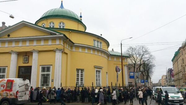 Отпевание Михаила Задорнова началось в храме Александра Невского в Риге. 15 ноября 2017